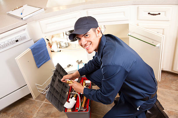 Plumber in Dubai repairing a pipe